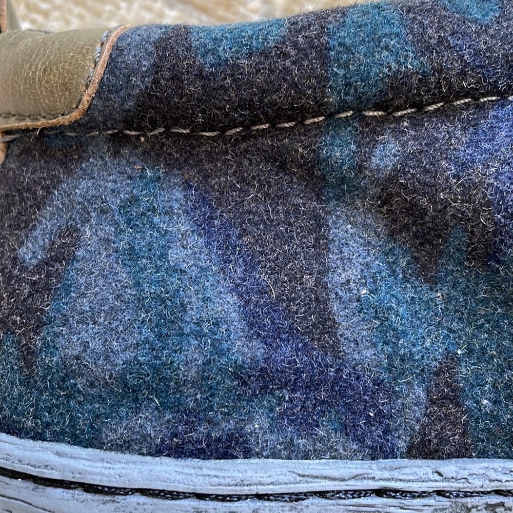 OTBT Green Lake size 7 in Blue Camo. NWOT - Picture 15 of 15